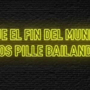 neón frase que el fin del mundo nos pille bailando